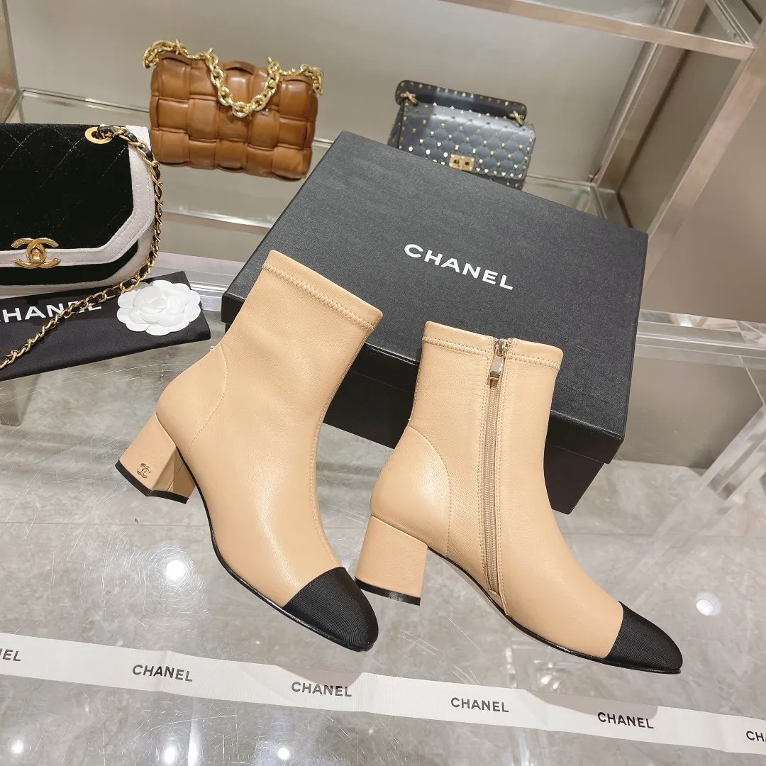 👟👟Ex-factory price 640👟👟 🍀Chanel Chanel Xiaoxiang Wannian classic stitching thick heel short boots. 🔻Interpretation of elegant little fragrance〰️Super textured style, low-key but not simple, elegant and noble, especially the small double CLOGO embellishment on the heel, and the simple splicing of different materials on the toe casually reveal elegance and sophistication. It feels like walking on the ground without tiring your feet at all👌🏻. 👟👟👟👟The upper is made of imported Italian lambskin🐑, the lining is lambskin, and the Italian cow leather outsole. Heel height: 5cm. size: 35-39 (34, 40 can be customized)